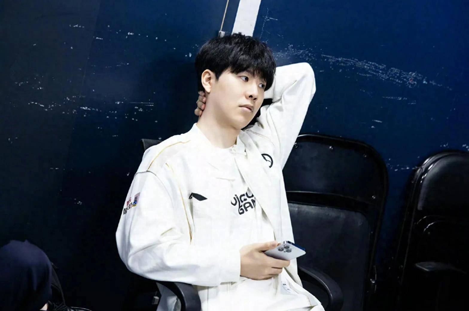 EDG群访 FoFo：队友打得比较好很信任他们 我回去要好好调整吧